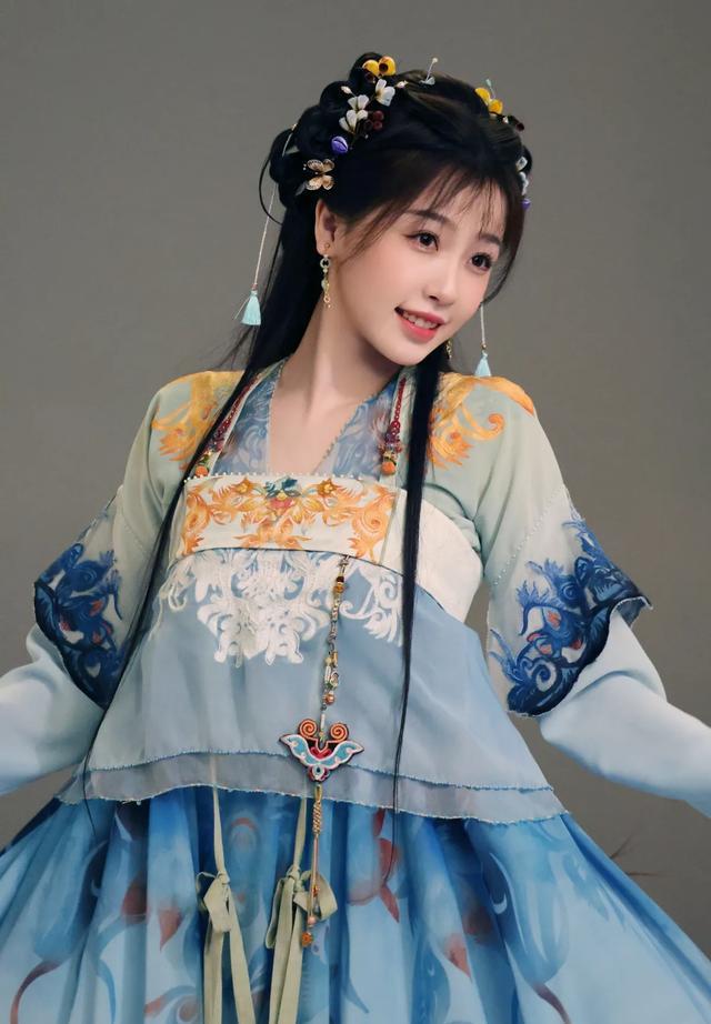 虞书欣片场照